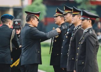 Kapolda Jatim Anugerahkan Tanda Kehormatan kepada Ribuan Personel