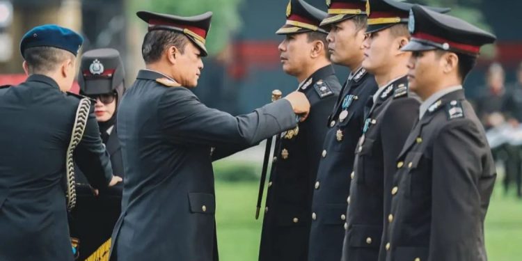 Kapolda Jatim Anugerahkan Tanda Kehormatan kepada Ribuan Personel