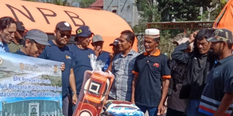 BPK RI Aceh Salurkan Bantuan untuk Pengungsi di Kampung Tunyang