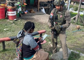 Brimob di Pos Sinak Berikan Layanan Kesehatan bagi Warga