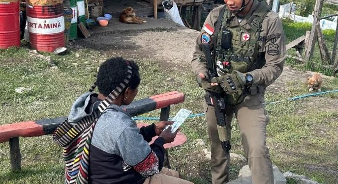 Brimob di Pos Sinak Berikan Layanan Kesehatan bagi Warga