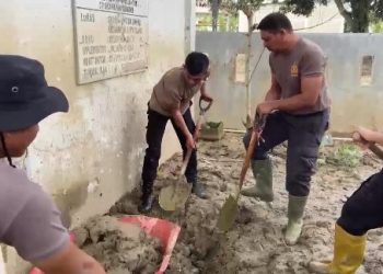 Polres Bireuen Bersama Masyarakat Bersihkan SD Negeri 11 Kutablang Pascabanjir
