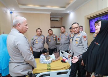 Kapolda Kalsel Berikan Bantuan Medis untuk Anak Yatim Piatu Korban Kecelakaan