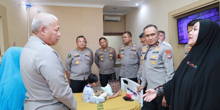Kapolda Kalsel Berikan Bantuan Medis untuk Anak Yatim Piatu Korban Kecelakaan