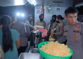 Polda Jabar Kerahkan Dapur Lapangan untuk Bantu Korban Banjir di Karawang