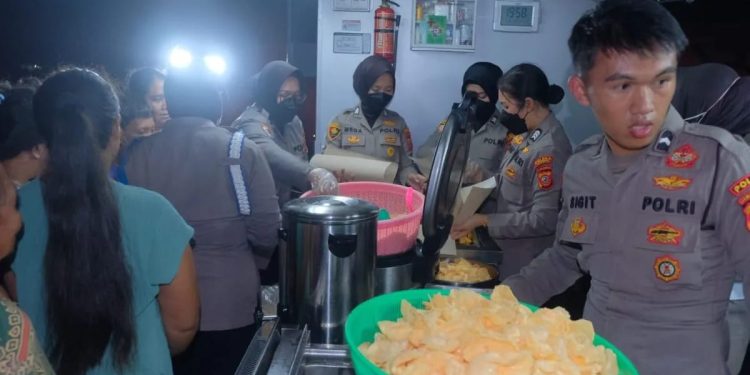 Polda Jabar Kerahkan Dapur Lapangan untuk Bantu Korban Banjir di Karawang