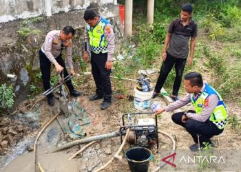 Polres Aceh Barat Distribusikan Air Bersih untuk Korban Banjir Bandang