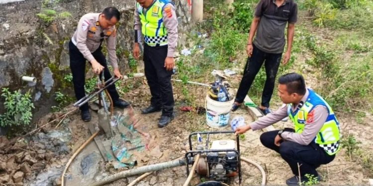 Polres Aceh Barat Distribusikan Air Bersih untuk Korban Banjir Bandang