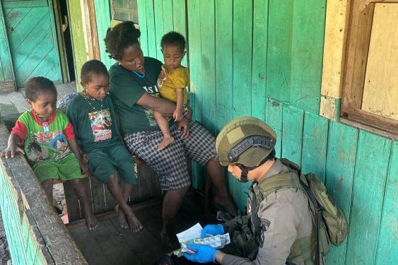 Brimob Berikan Bantuan Kesehatan di Sinak, Puncak