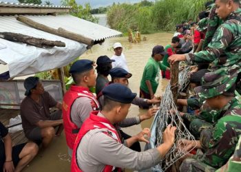 Brimob Polda Metro Jaya Tanggap Atasi Tanggul Jebol di Muara Gembong