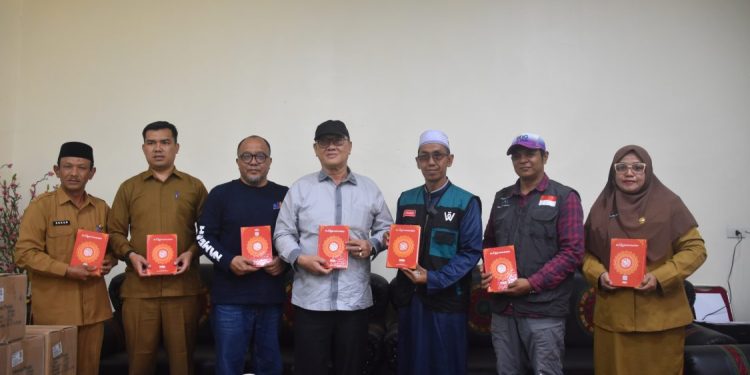Bupati Bener Meriah Terima Bantuan 100 Al-Qur’an untuk Masjid Terdampak Bencana