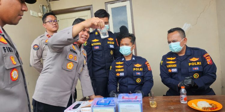 Polda Jabar Jamin Keamanan Makanan untuk Korban Banjir di Karawang