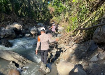 Tim SAR Resimen II Pasukan Pelopor Lakukan Normalisasi Sungai dan Bantu Pembangunan Huntara di Agam