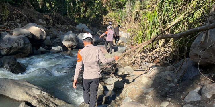 Tim SAR Resimen II Pasukan Pelopor Lakukan Normalisasi Sungai dan Bantu Pembangunan Huntara di Agam