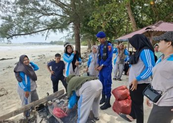 Dit Polairud Polda Babel Galakkan Aksi Bersih Pantai di Bangka Barat