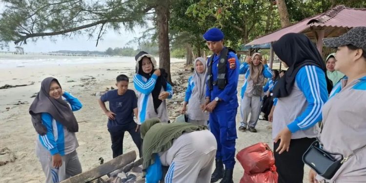 Dit Polairud Polda Babel Galakkan Aksi Bersih Pantai di Bangka Barat