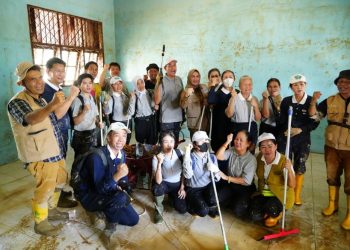 Orang Tua dan Relawan Bersihkan SLB Negeri Aceh Tamiang Demi Pendidikan Anak