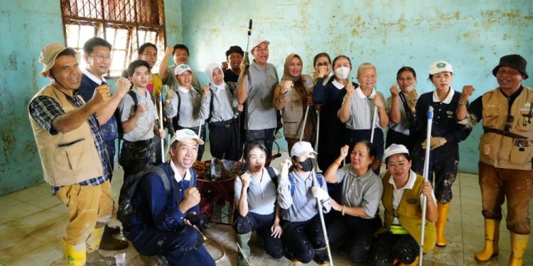 Orang Tua dan Relawan Bersihkan SLB Negeri Aceh Tamiang Demi Pendidikan Anak