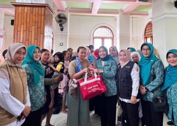 Ketua TP PKK Batang Distribusikan Bantuan untuk Korban Banjir