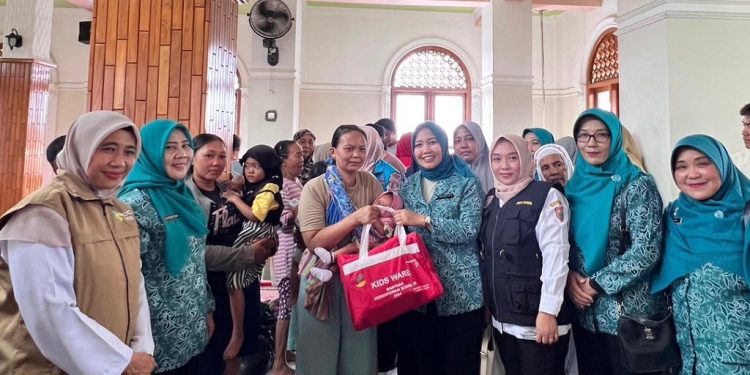 Ketua TP PKK Batang Distribusikan Bantuan untuk Korban Banjir