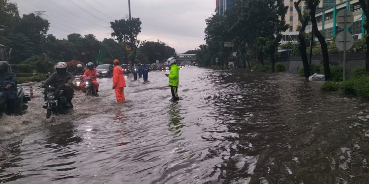 Banjir Landa Jakarta, Polda Metro Jaya Kerahkan Personel Gabungan