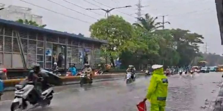Polantas Dikerahkan untuk Atasi Kemacetan Jakarta Akibat Banjir