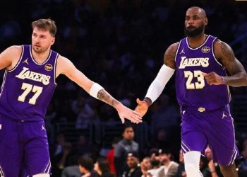 LeBron James dan Luka Doncic Bawa Lakers Menang atas Raptors