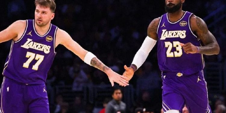 LeBron James dan Luka Doncic Bawa Lakers Menang atas Raptors