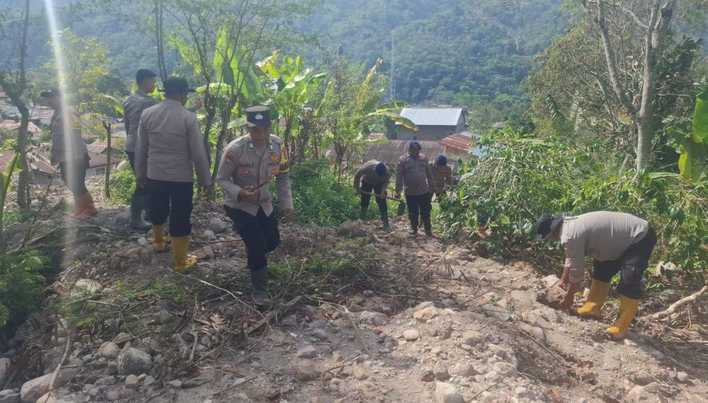 Polsek Silih Nara dan Brimob Polda Aceh Bersama Warga Bersihkan Jalan Pasca Longsor