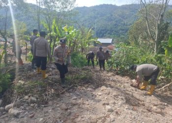 Polsek Silih Nara dan Brimob Polda Aceh Bersama Warga Bersihkan Jalan Pasca Longsor