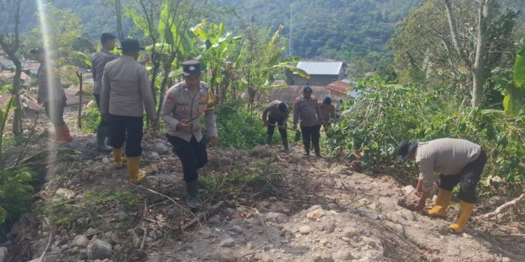 Polsek Silih Nara dan Brimob Polda Aceh Bersama Warga Bersihkan Jalan Pasca Longsor