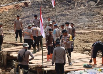 Polres Bener Meriah dan Brimob Polda Aceh Dirikan Jembatan Darurat di Kampung Setie