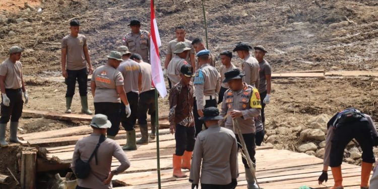 Polres Bener Meriah dan Brimob Polda Aceh Dirikan Jembatan Darurat di Kampung Setie
