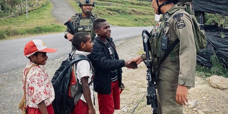 Patroli Humanis Operasi Damai Cartenz Tingkatkan Kepercayaan Warga Intan Jaya