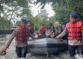 Tim Gegana Brimob Selamatkan Warga dari Banjir di Daan Mogot, Jakarta Barat