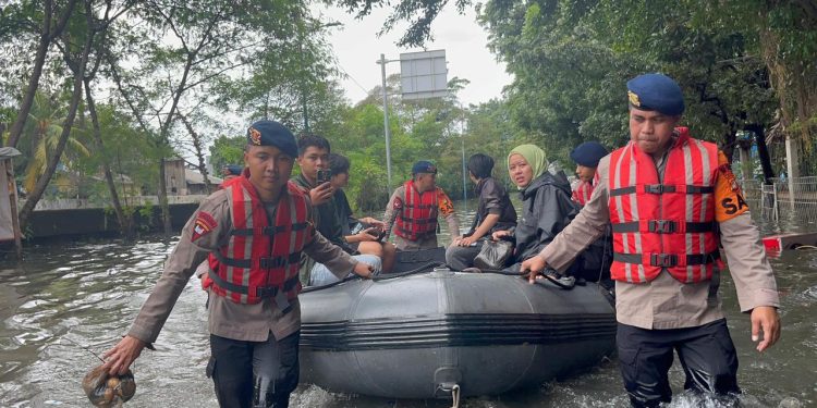 Tim Gegana Brimob Selamatkan Warga dari Banjir di Daan Mogot, Jakarta Barat