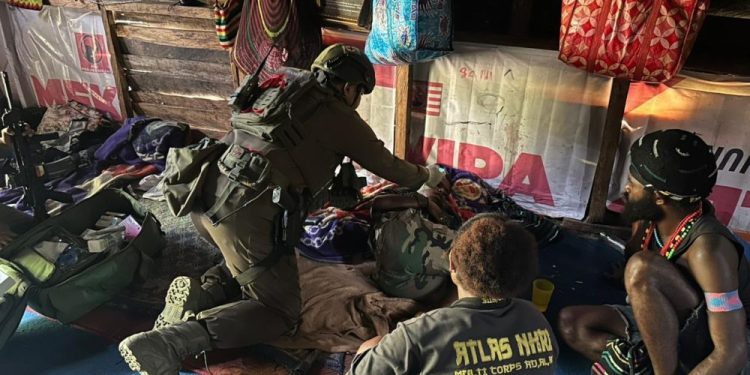 Personel Operasi Damai Cartenz 2026 Evakuasi Warga Sakit di Puncak Jaya