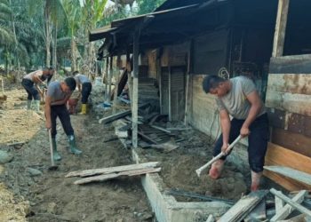 Polda Sumut Terus Bantu Warga Bersihkan Rumah dari Lumpur di Tapanuli Selatan