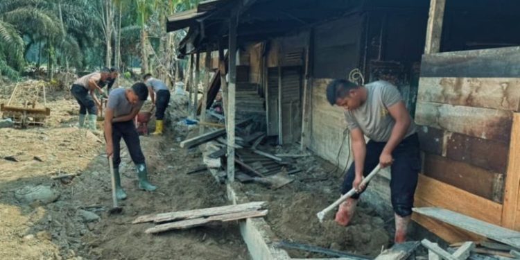 Polda Sumut Terus Bantu Warga Bersihkan Rumah dari Lumpur di Tapanuli Selatan