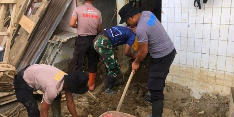 Brimob Sumut Intensifkan Pembersihan Pascabencana di Tapanuli Selatan