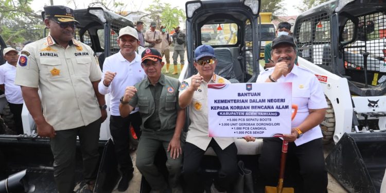 Tito Karnavian Salurkan Bantuan untuk Pemulihan Aceh Tamiang