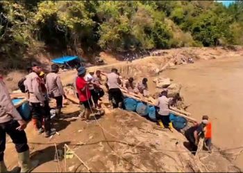 Polres Aceh Tengah dan Brimob Polda Aceh Dirikan 7 Jembatan Darurat di Daerah Terpencil