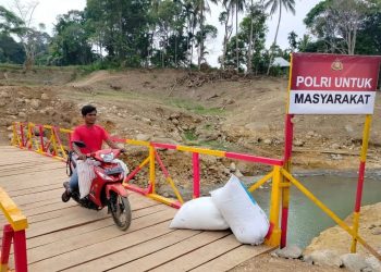 Satbrimob Polda Sumbar Rampungkan Pembangunan Empat Jembatan Darurat di Agam