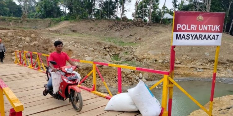 Satbrimob Polda Sumbar Rampungkan Pembangunan Empat Jembatan Darurat di Agam