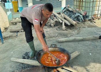 Brimob dan Masyarakat Bersama-sama Dirikan Dapur Lapangan di Aek Ngadol