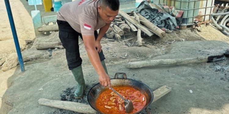 Brimob dan Masyarakat Bersama-sama Dirikan Dapur Lapangan di Aek Ngadol