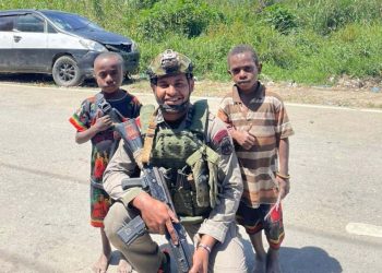 Patroli Humanis Brimob di Kampung Aikai untuk Jaga Kamtibmas