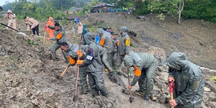 Tim SAR Brimob Polda NTT Bantu Pencarian Korban Longsor di Manggarai Timur