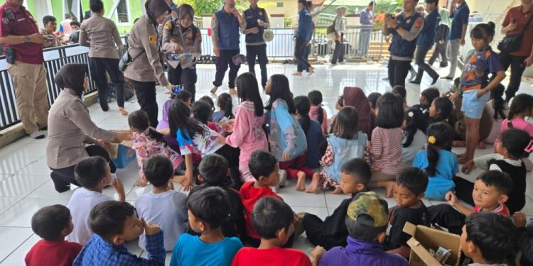 Tim Trauma Healing Polda Jabar Berikan Dukungan Psikologis untuk Anak-anak Korban Bencana di Bandung Barat