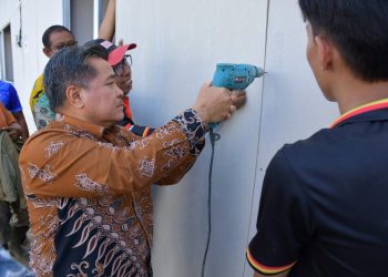 Bupati Agam Pantau Langsung Pembangunan Huntara Pascabencana
